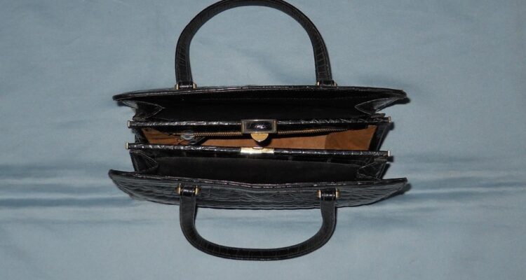 Where to Find Authentic Vintage Handbags for Style
